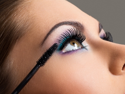 Uso de maquiagem e cosmticos para os olhos
