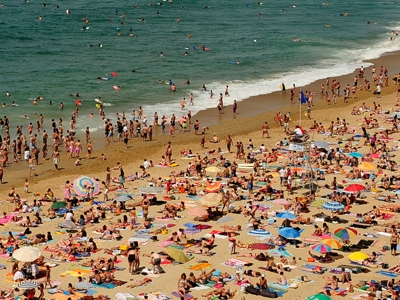 Praias lotadas aumentam risco de conjuntivite e covid-19